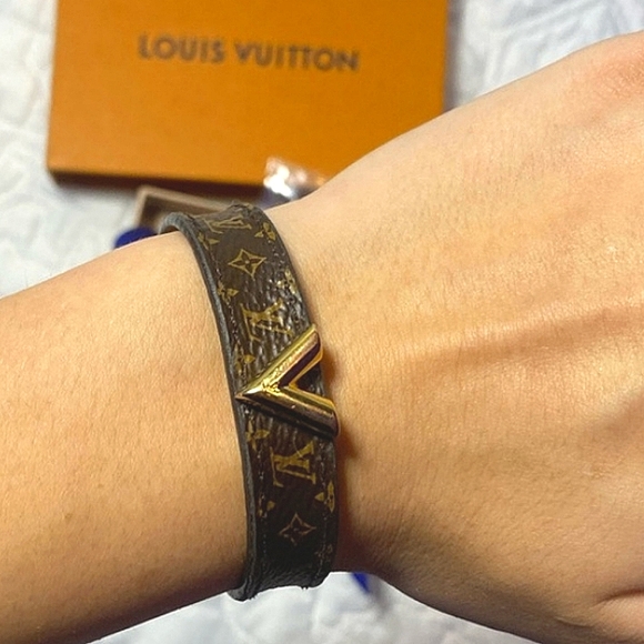 🤎Essential V Bracelet: Louis Vuitton Monogrammed Logo size 17